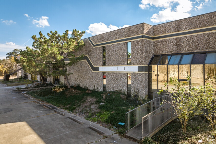 More Photos Of 3550-3560 Lang Rd, Houston Light Manufacturing For Sale