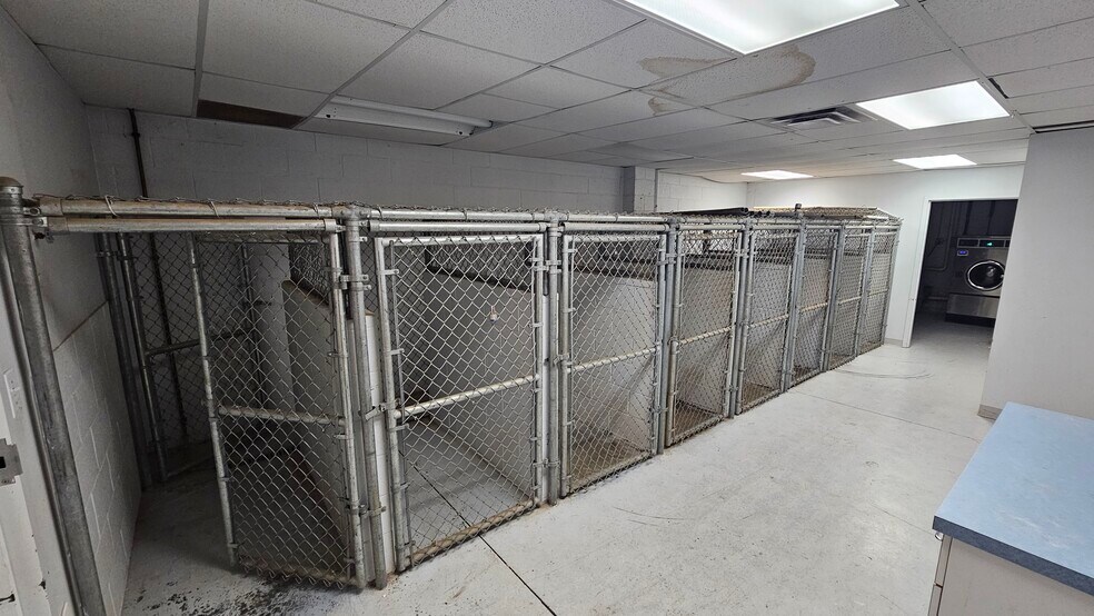 More Photos Of 6460 Atlanta Hwy, Alpharetta Veterinarian Kennel For Lease