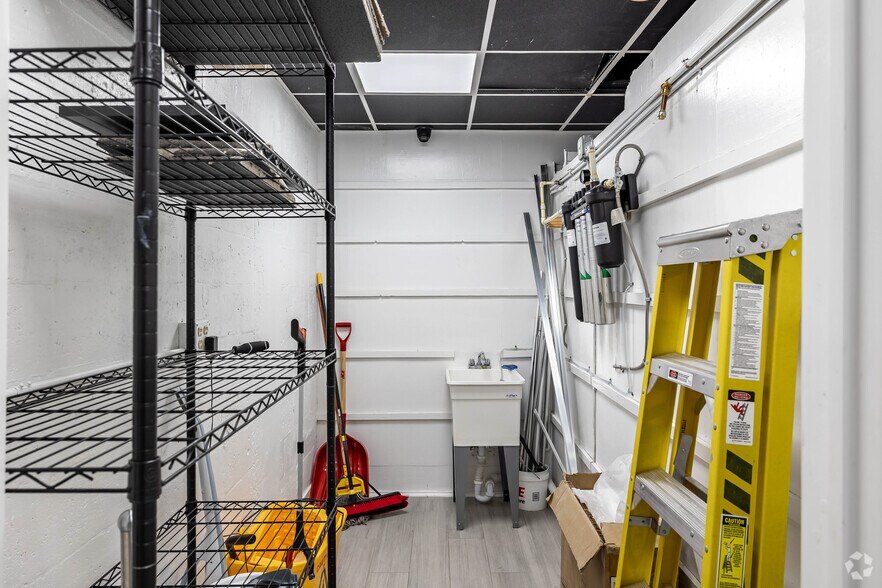 More Photos Of 1290 Lantana Rd, Lake Worth Convenience Store For Lease