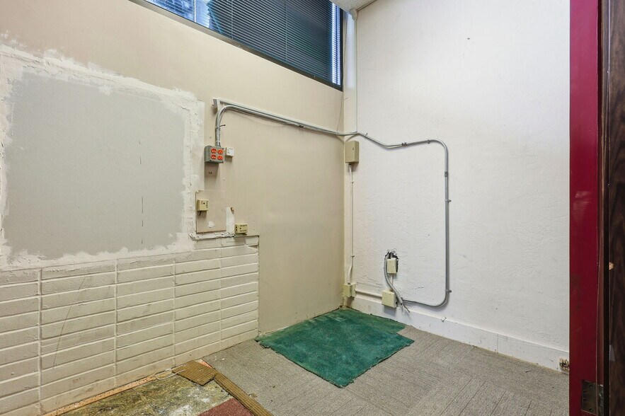 More Photos Of 699 Portola Dr, San Francisco General Retail For Lease