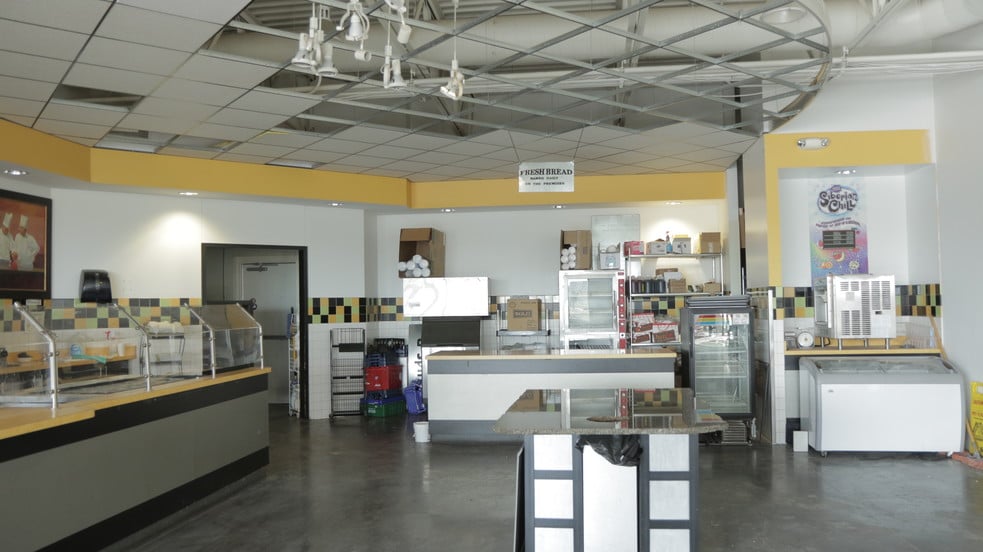 More Photos Of 5700 N 33rd Cir, Lincoln Service Station For Sale