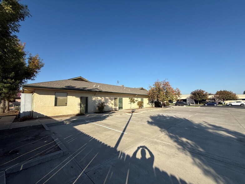 More Photos Of 1413 Bailey Dr, Hanford Office For Lease