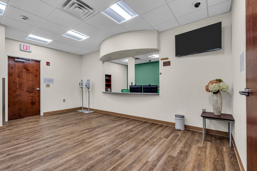 More Photos Of 500 Park Ave, Manalapan Township Medical For Lease