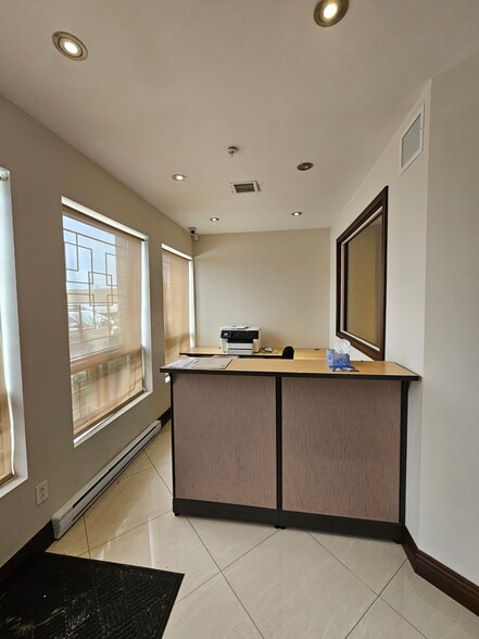 More Photos Of 2305-2329 Rue Guénette, Saint-Laurent Distribution For Sale