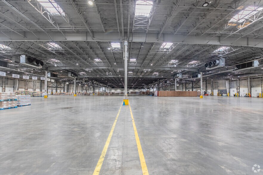 More Photos Of 8495 Goreway Dr, Brampton Warehouse For Lease