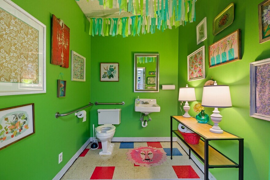 More Photos Of 825 North University Avenue, Little Rock Freestanding For Sale