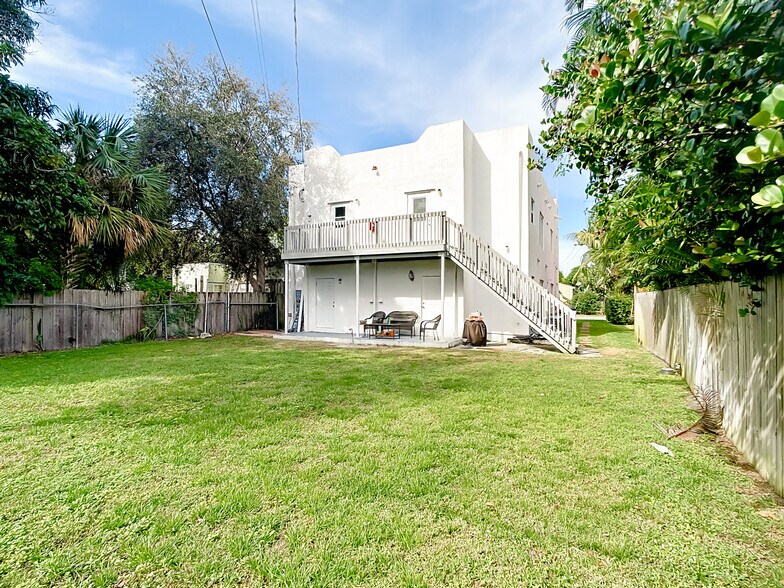 More Photos Of 518 Biscayne Dr, West Palm Beach Apartments For Sale