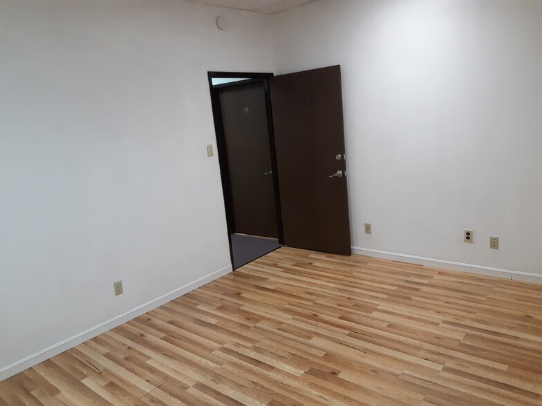 More Photos Of 4778-4790 Dewey Dr, Fair Oaks Loft Creative Space For Sale