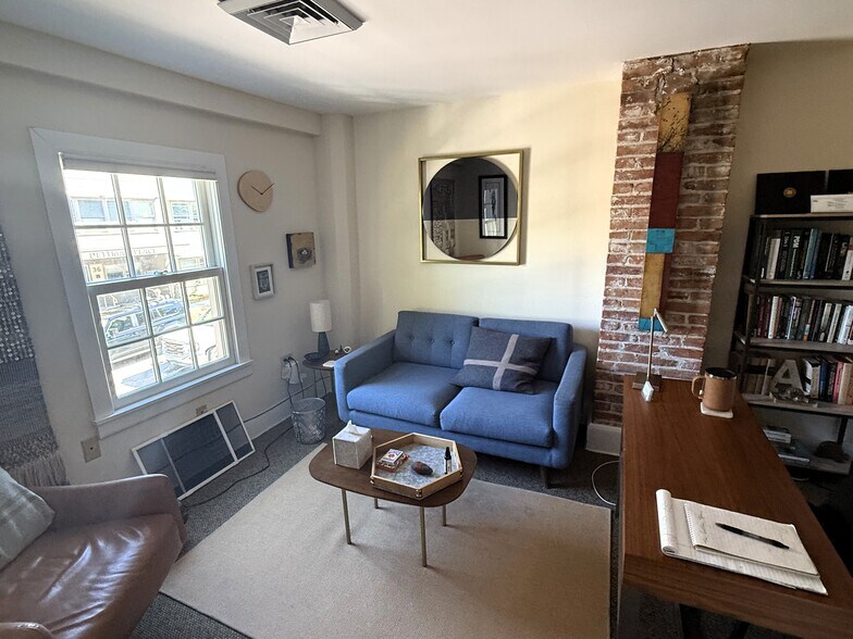 More Photos Of 35 King St, Burlington Office For Lease