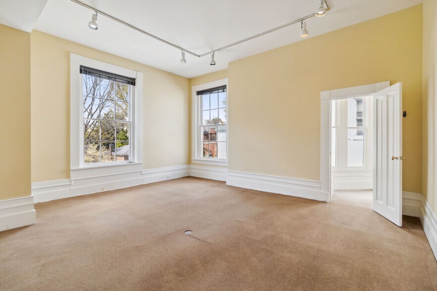 More Photos Of 239 N Broadway, Lexington Office Residential For Sale
