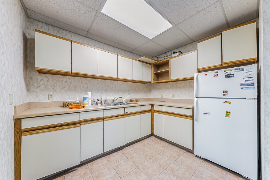 More Photos Of 4259 Lake Rd, Lorain Office For Sale