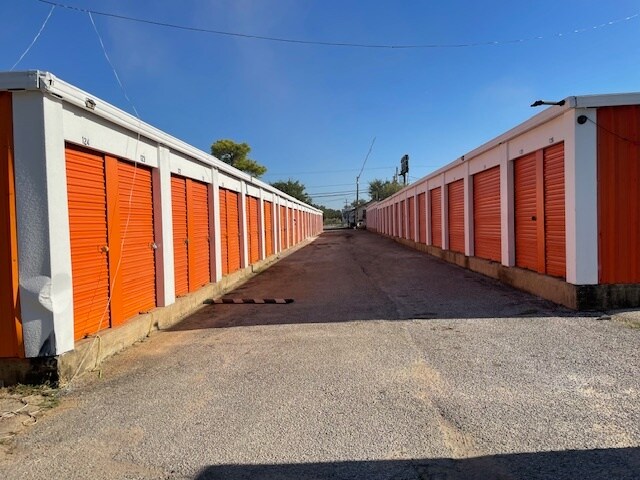More Photos Of 13950 C F Hawn Fwy, Dallas Self Storage For Sale