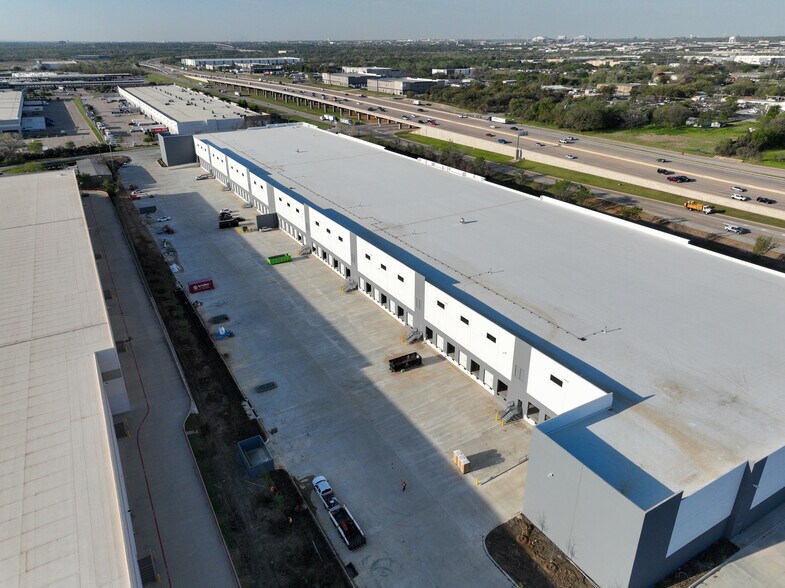 More Photos Of 902 W Shady Grove Rd, Grand Prairie Distribution For Lease