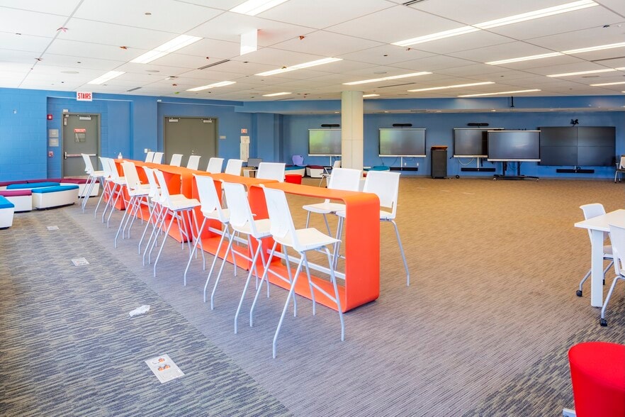 More Photos Of 2989 N Milwaukee Ave, Chicago Schools For Sale