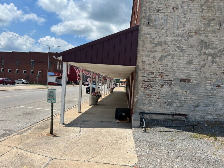 More Photos Of 300 E Broadway Blvd, Johnston City Specialty For Sale