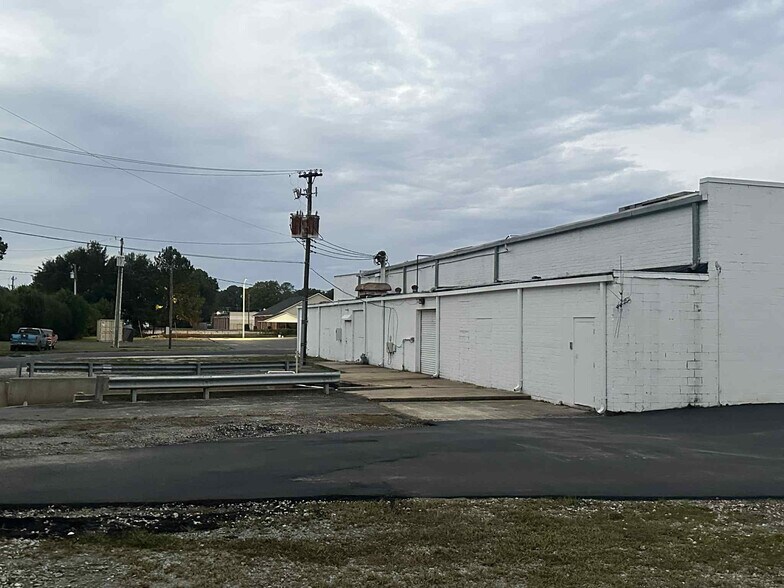 More Photos Of 331 Northeast Blvd, Clinton Unknown For Lease