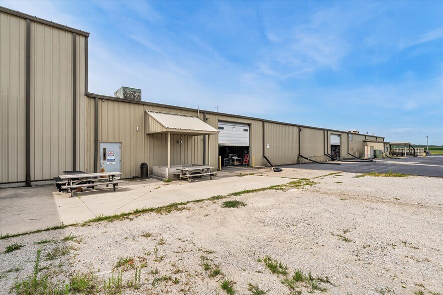 More Photos Of 202 1st St S, Kalona Manufacturing For Sale