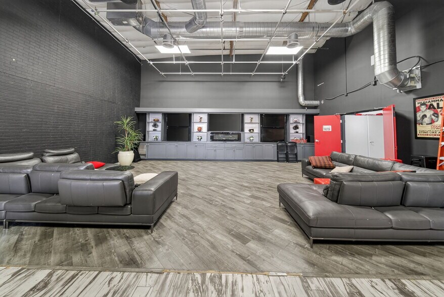 More Photos Of 20938 Osborne St, Canoga Park Warehouse For Sale