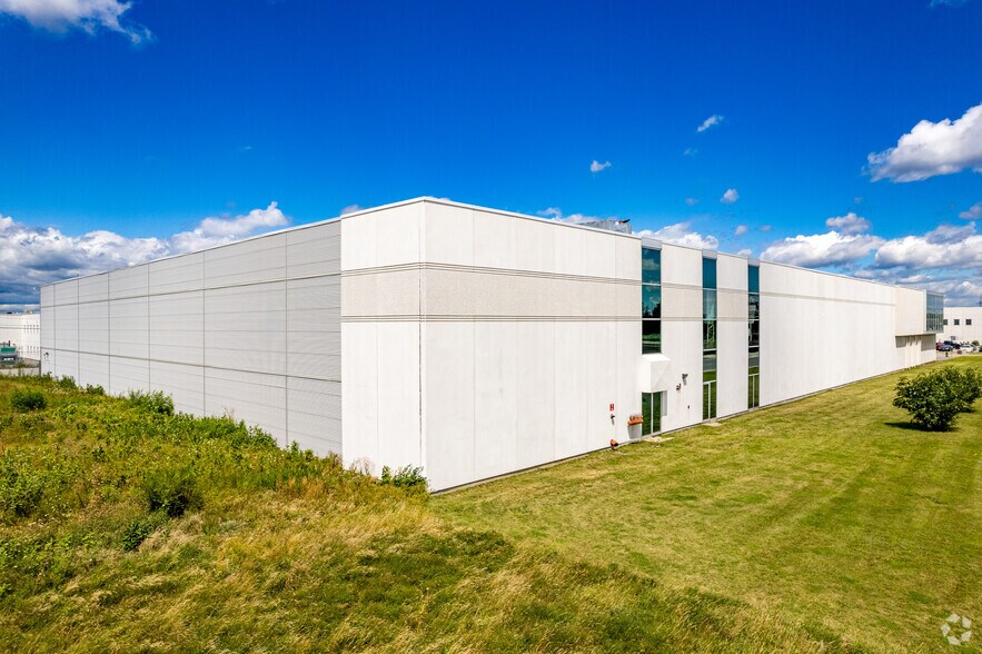 More Photos Of 9393 Boul Métropolitain E, Montréal Warehouse For Lease