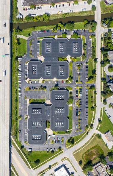 More Photos Of 2100 Golf Rd, Rolling Meadows Light Distribution For Lease