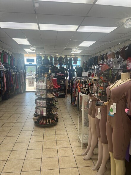 More Photos Of 5788 Bingle Rd, Houston Storefront For Lease