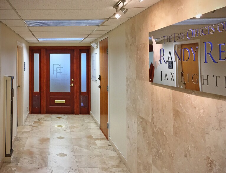 More Photos Of 300 W Adams St, Jacksonville Office For Sale