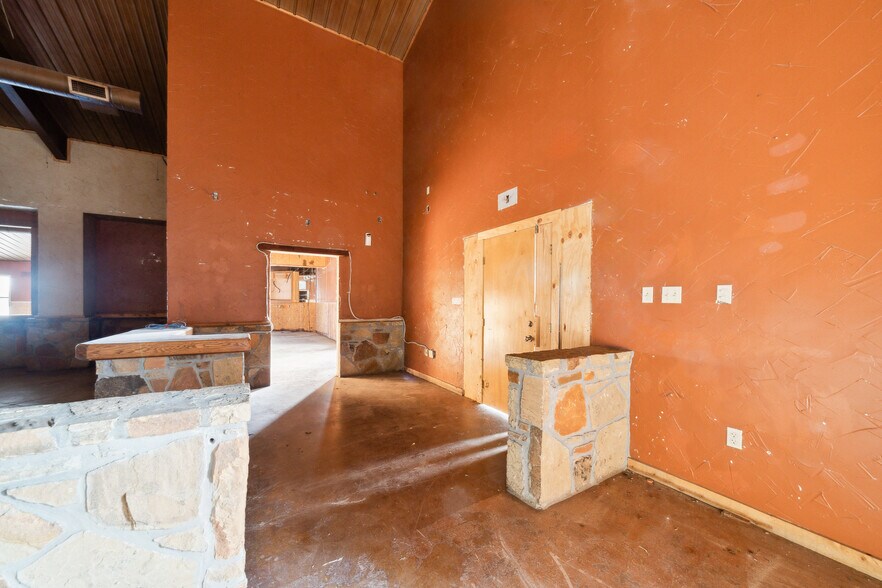 More Photos Of 410 S Interstate 35, Pearsall Storefront Retail Office For Lease