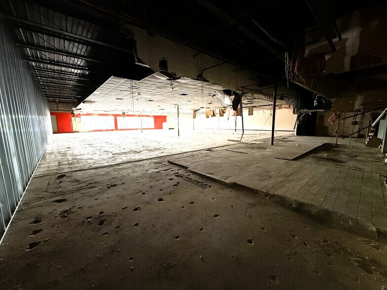 More Photos Of 11811 E 8 Mile Rd, Warren General Retail For Lease