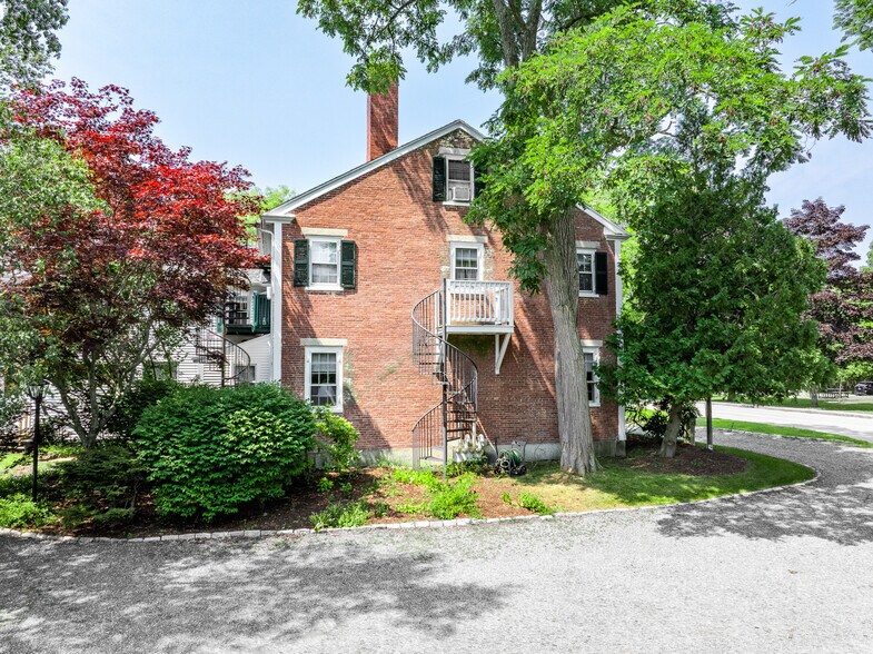 More Photos Of 40 Union St, Blue Hill Hospitality For Sale