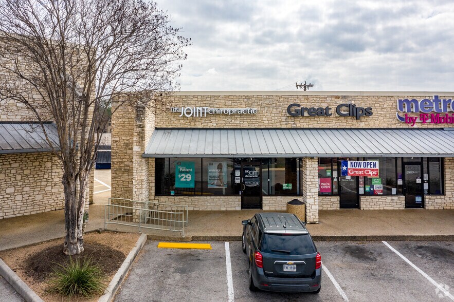 More Photos Of 2929-2951 Thousand Oaks Dr, San Antonio Storefront For Lease