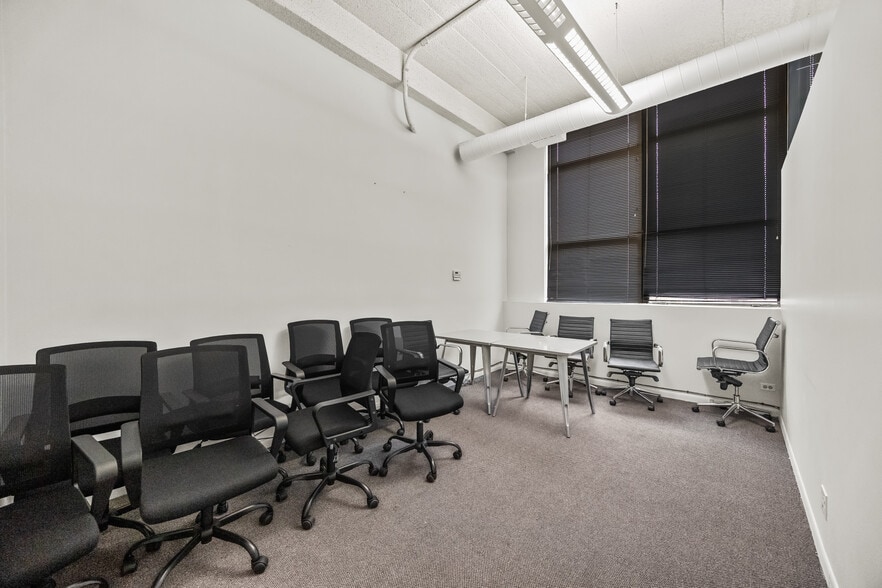 More Photos Of 222 W Ontario St, Chicago Loft Creative Space For Lease