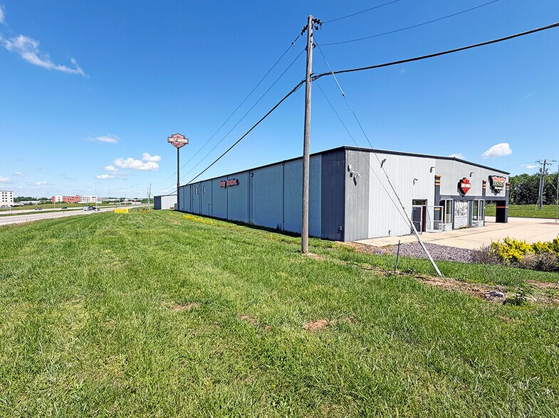More Photos Of 205 N 44th St, Mount Vernon Showroom For Lease