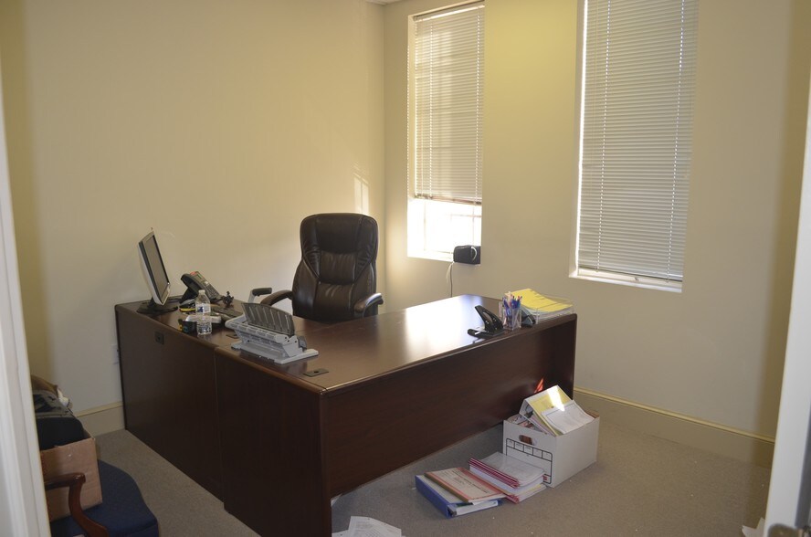 More Photos Of 3923 Blenheim Blvd, Fairfax Medical For Sale