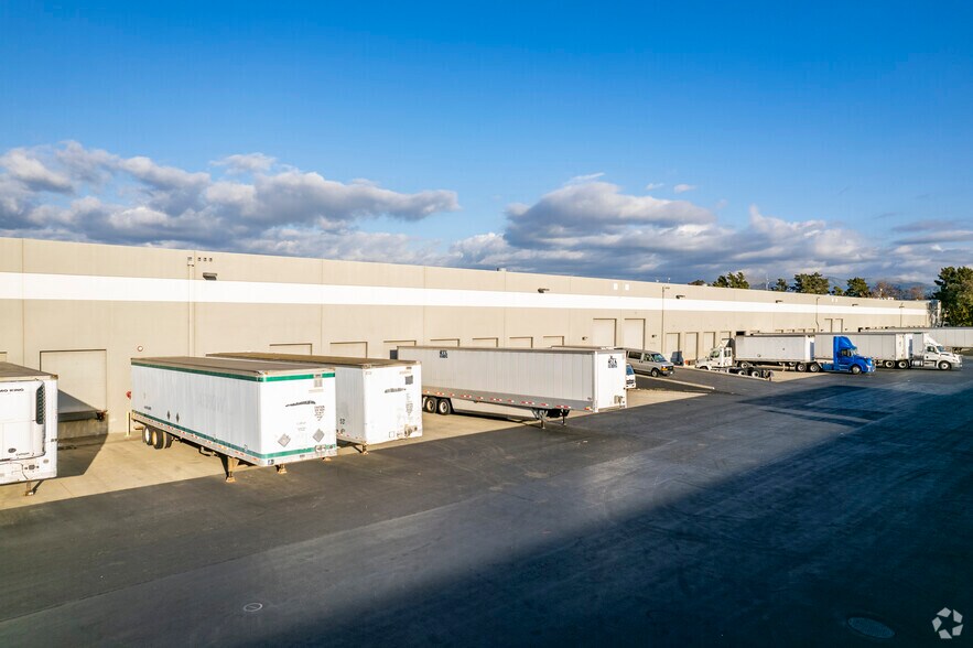 More Photos Of 7091-7095 Central Ave, Newark Unknown For Lease