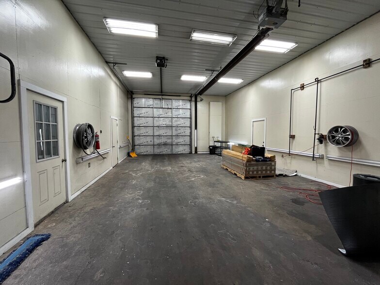 More Photos Of 529 32nd St, Parkersburg Warehouse For Lease