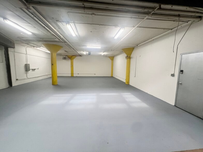 More Photos Of 1801 W Berteau Ave, Chicago Warehouse For Lease