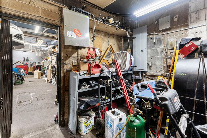More Photos Of 10200 Whittier, Detroit Auto Repair For Lease