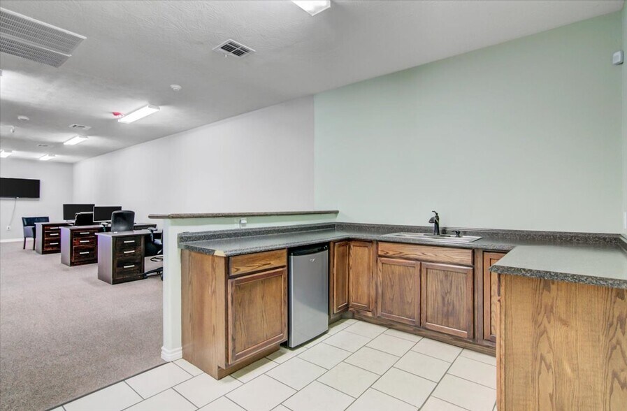 More Photos Of 3250 Central Mall Dr, Port Arthur Office For Sale