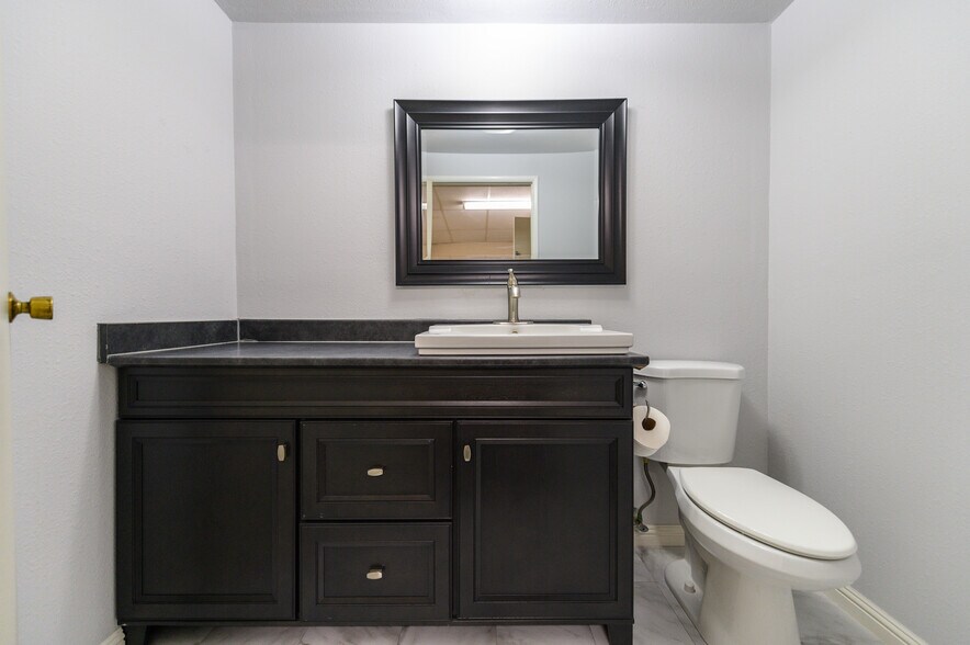 More Photos Of 711 W 17th St, Costa Mesa Light Manufacturing For Sale