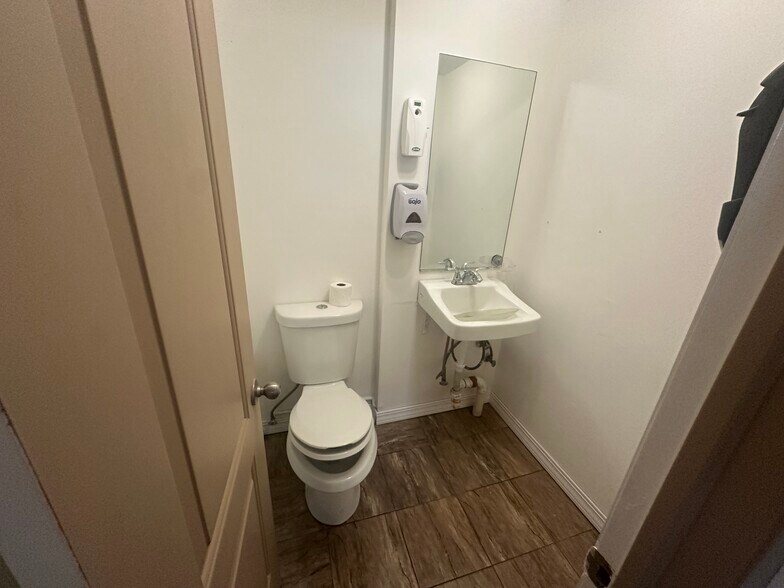 More Photos Of 565 Oak St, Copiague Industrial For Sale