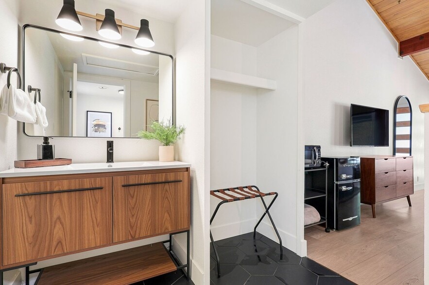 More Photos Of 4727 Dunsmuir Ave, Dunsmuir Hotel For Sale