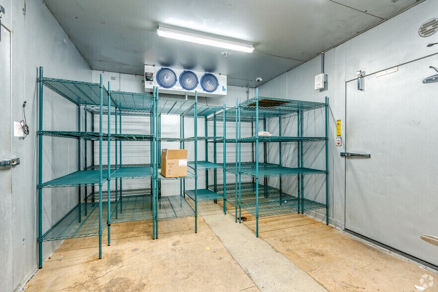 More Photos Of 3230 Towerwood Dr, Farmers Branch Distribution For Lease