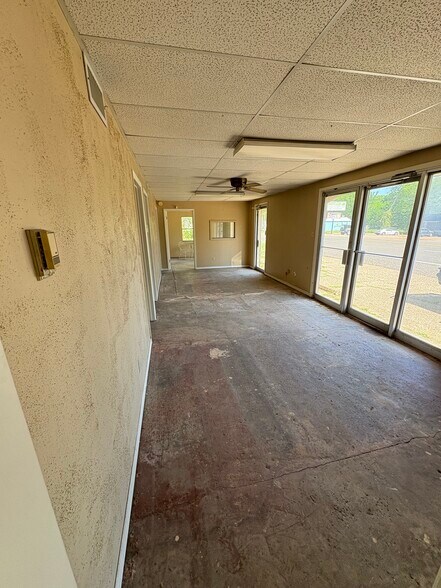 More Photos Of 618 W Broad St, Mineola Storefront Retail Office For Sale