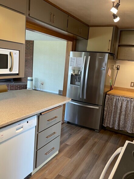 More Photos Of 370 N State St, Shelley Storefront Retail Residential For Lease