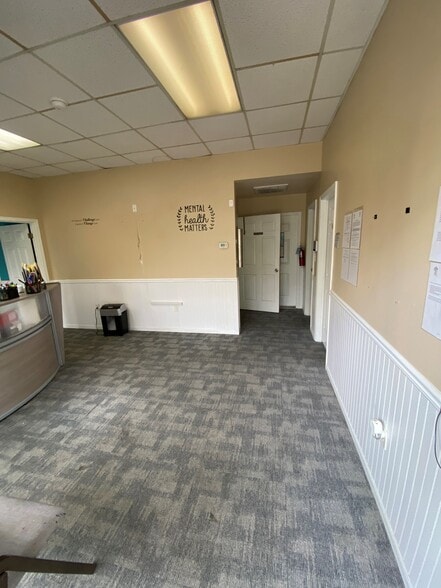 More Photos Of 820 Greenbrier Cir, Chesapeake Showroom For Lease