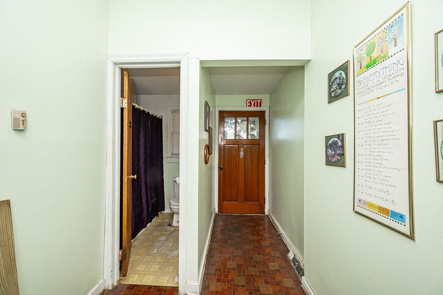 More Photos Of 211 N 5th Ave, Hopewell Office For Sale
