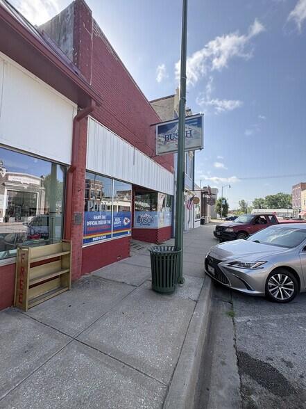 More Photos Of 119 S 1st St, Pleasant Hill Specialty For Sale