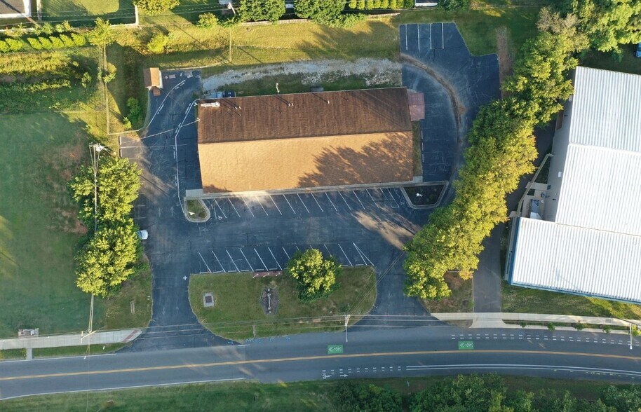 More Photos Of 2383 Roanoke Blvd, Salem Storefront Retail Office For Lease