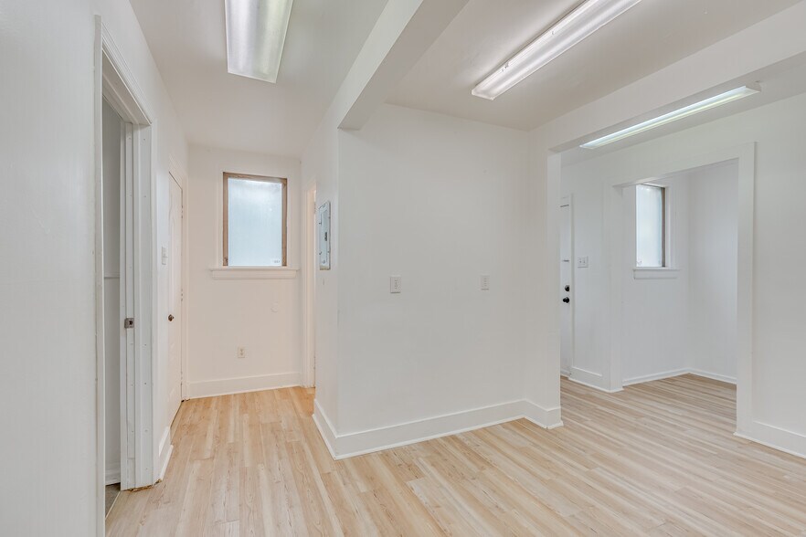 More Photos Of 1401 Spring Hill Ave, Mobile Medical For Sale