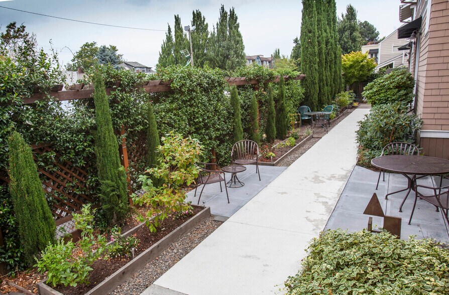 More Photos Of 1906 NW 25th Ave, Portland Apartments For Lease